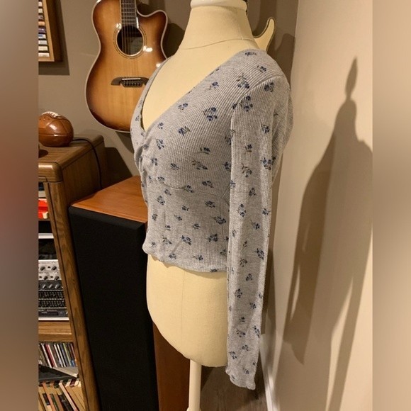 Ivy and Main size medium long sleeve crop top. Gray with tiny blue flowers - Picture 2 of 4